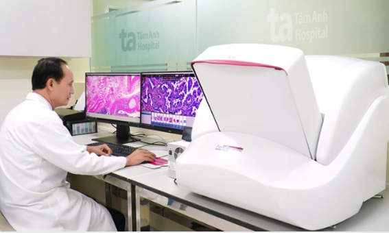 Máy Slide Scanner 3D-Histech ứng dụng AI, quét và số hóa tiêu bản mô học với độ phân giải cao, hỗ trợ đánh giá chỉ dấu sinh học trong nghiên cứu VISTA-1. Ảnh: BVĐK Tâm Anh