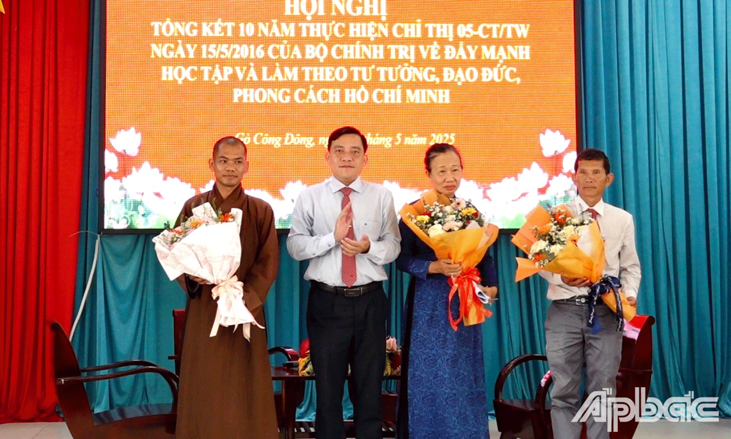 đồng-chí-Ngô-Huỳnh-Quang-Thái---TUV,-Bí-thư-Huyện-tặng-hoa-cho-các-gương-điển-hình-giao-lưu-tại-hội-nghị