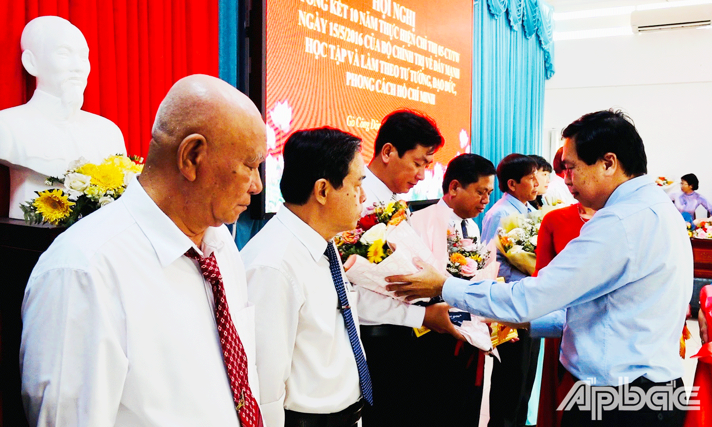 10-tập-thể-vinh-dự-được-nhận-giấy-khen-và-hoa-chúc-mừng-của-Chủ-tịch-UBND-huyện-Gò-Công-Đông