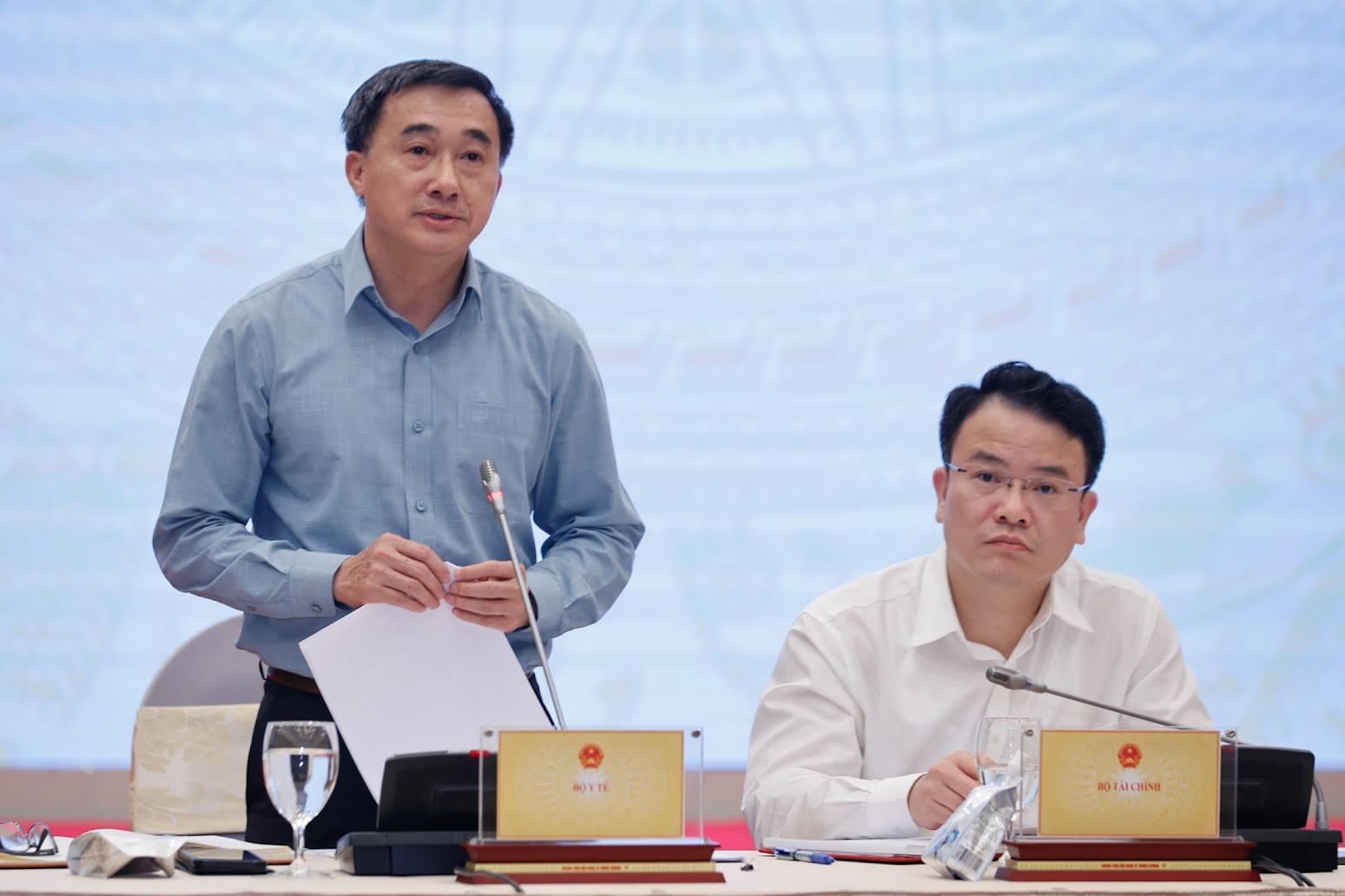 Thứ trưởng Bộ Y tế Trần Văn Thuấn cung cấp thông tin về việc thực hiện chủ trương miễn viện phí cho toàn dân. Ảnh: VGP/Nhật Bắc
