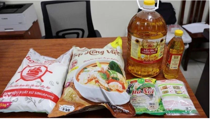 Các sản phẩm mì chính giả, dầu ăn giả được lực lượng chức năng phát hiện và thu giữ. (Ảnh: Công an tỉnh Phú Thọ)