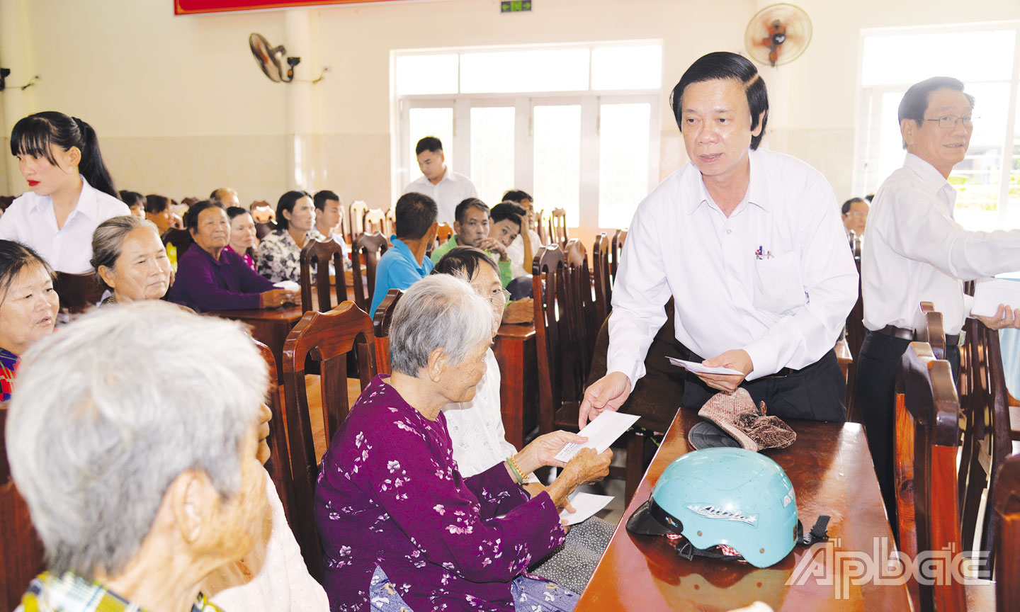 Đồng chí Nguyễn Văn Danh tặng quà hộ nghèo ở TX.Cai Lậy. Ảnh: HẠNH NGA