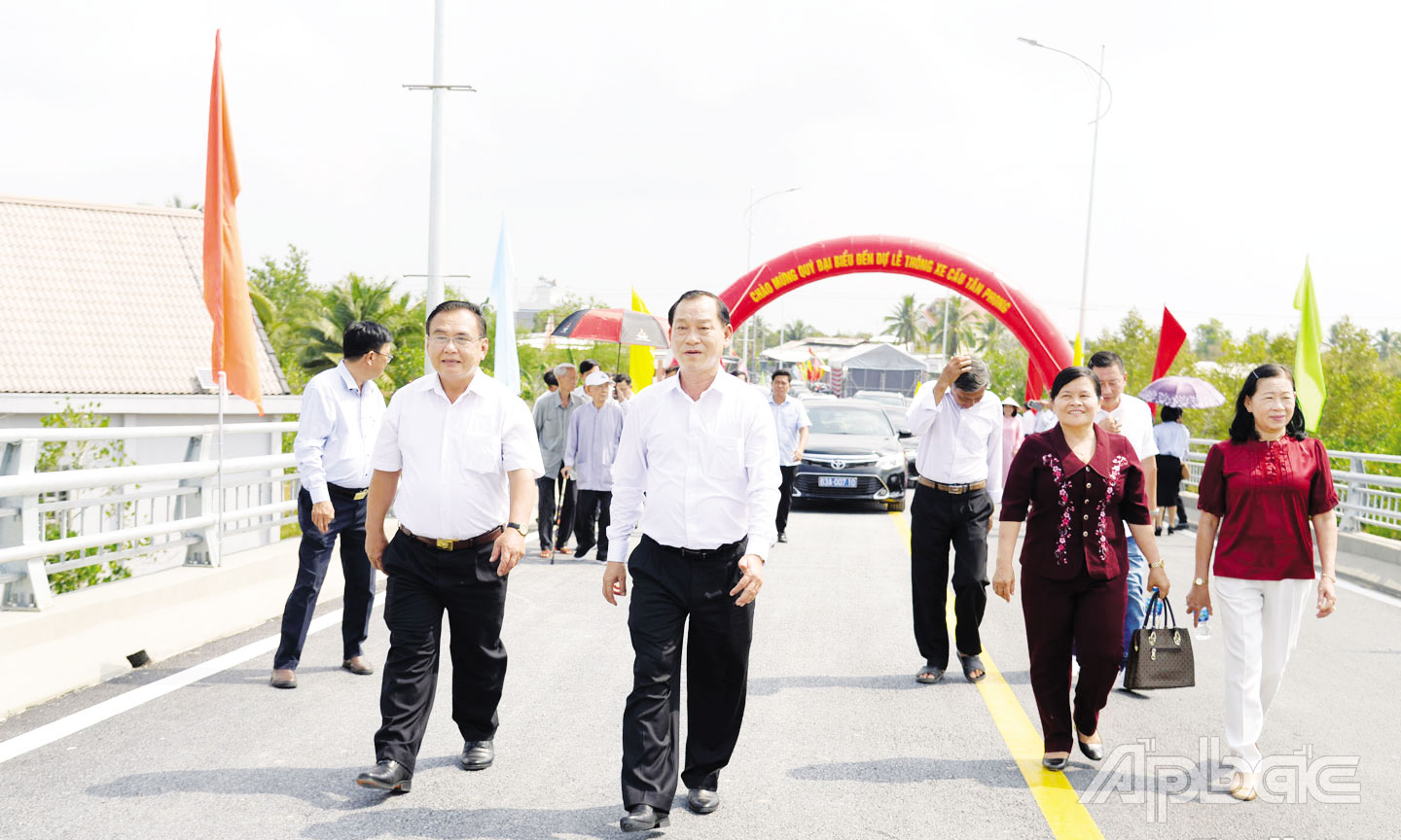 Đồng chí Nguyễn Văn Vĩnh cùng các đại biểu tham quan công trình cầu Tân Phong. Ảnh: MINH THÀNH