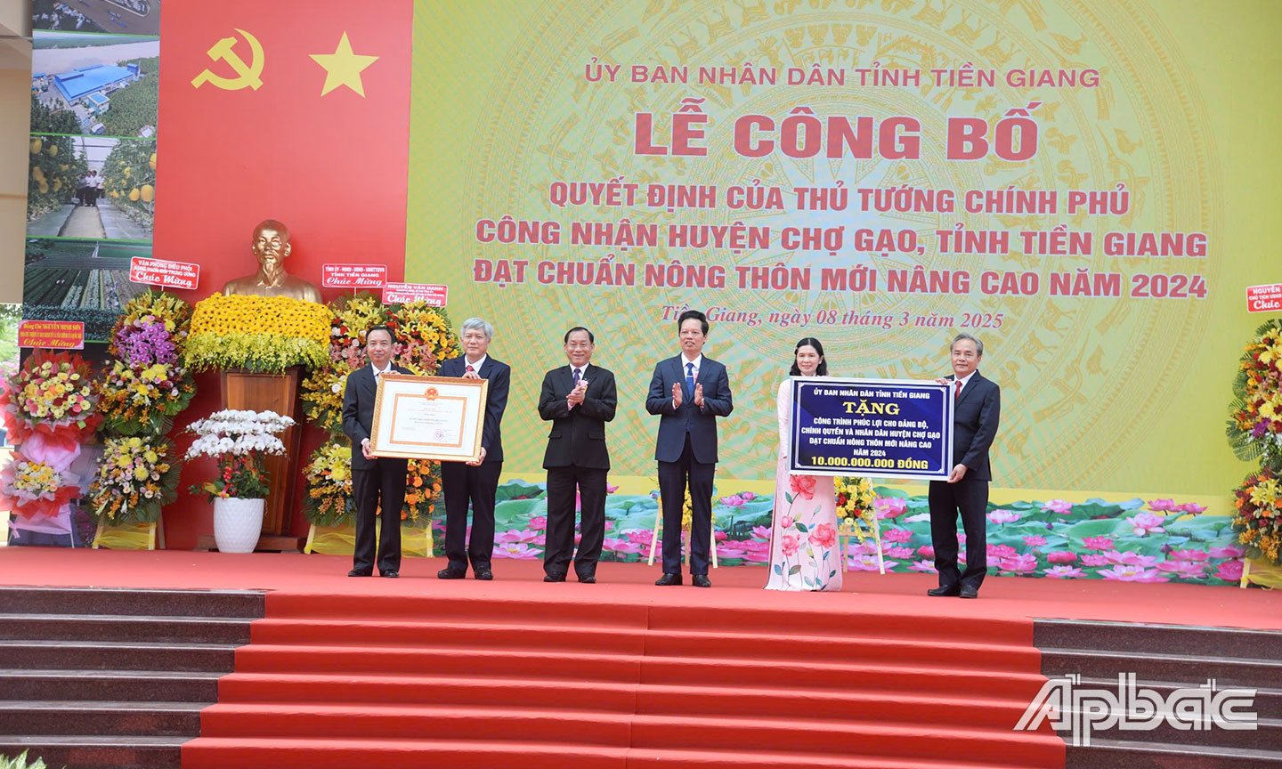 Huyện Chợ Gạo là một trong hai huyện của tỉnh Tiền Giang đạt chuẩn NTM nâng cao, tạo nền tảng để tỉnh về đích tỉnh NTM.