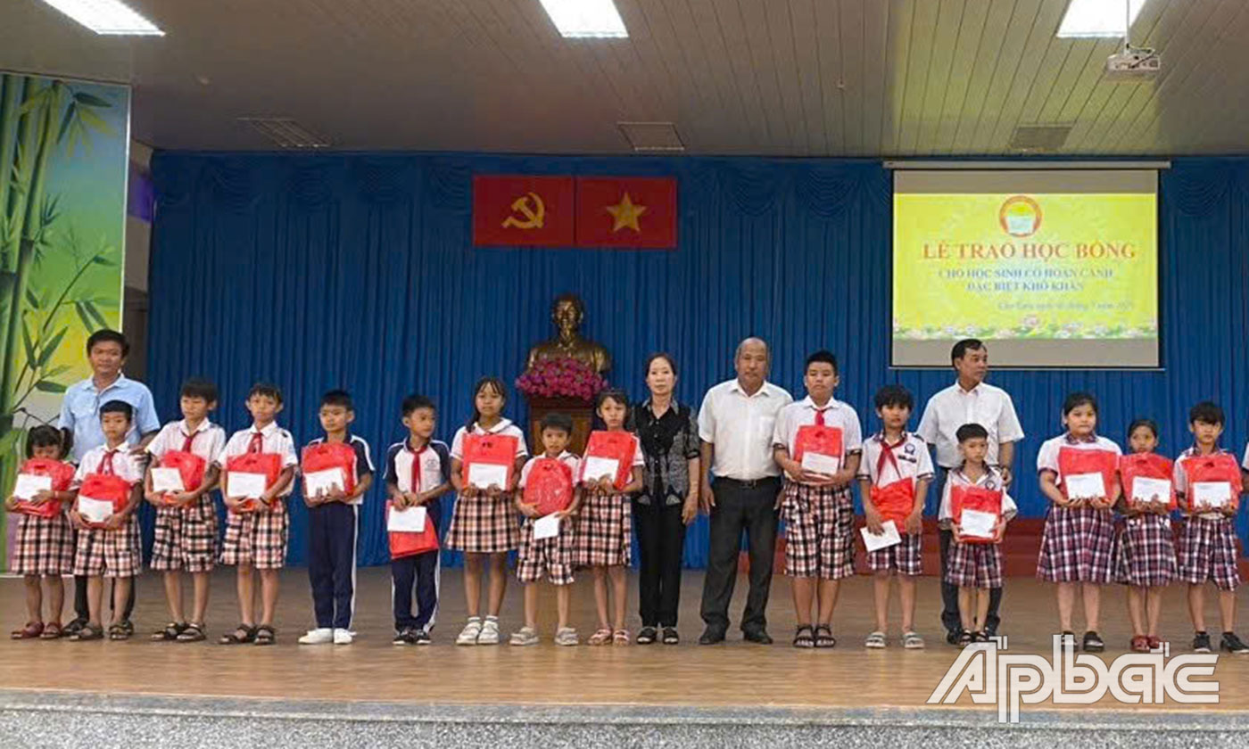 Trao học bổng cho các em.