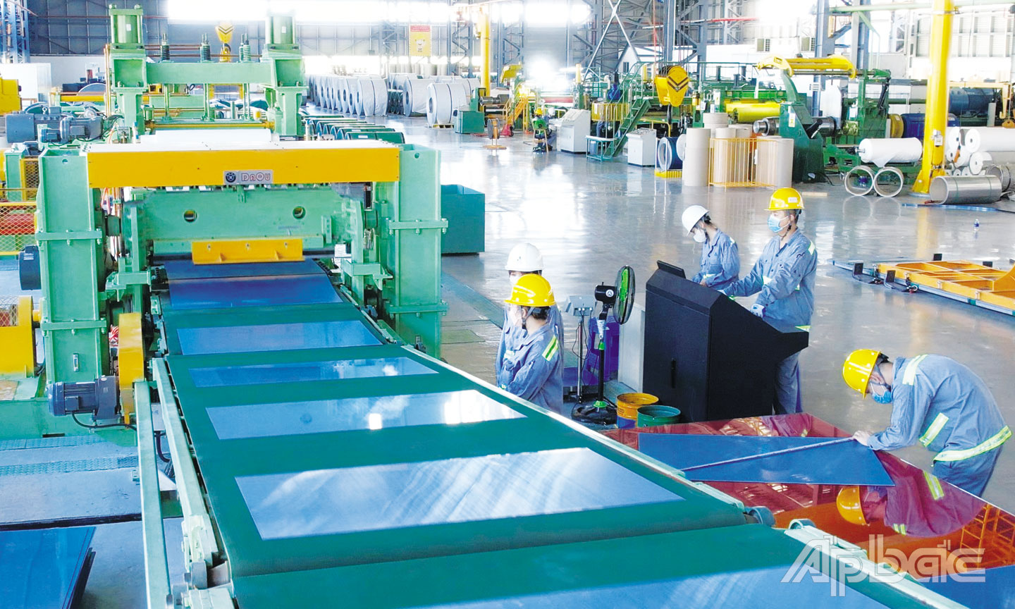 Công nhân làm việc tại Khu công nghiệp Long Giang, huyện Tân Phước. Ảnh: HÀ NAM