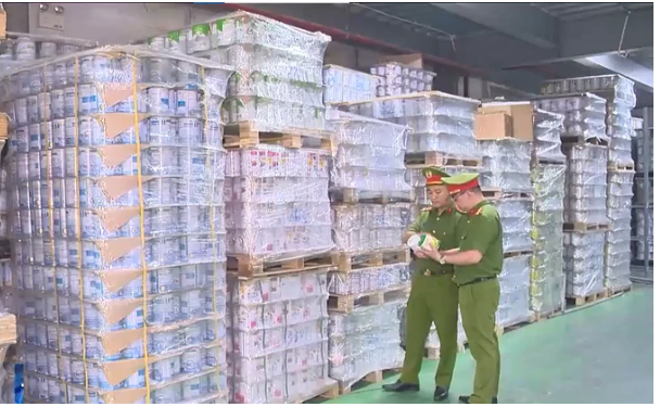 Cơ quan công an kiểm tra kho sữa giả tại Hà Nội.