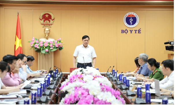 Thứ trưởng Thường trực Bộ Y tế Đỗ Xuân Tuyên chủ trì cuộc họp.