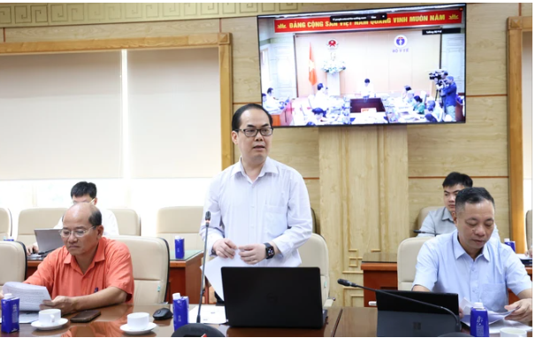 Ông Tạ Mạnh Hùng, Phó Cục trưởng Cục Quản lý Dược báo cáo tại cuộc họp.