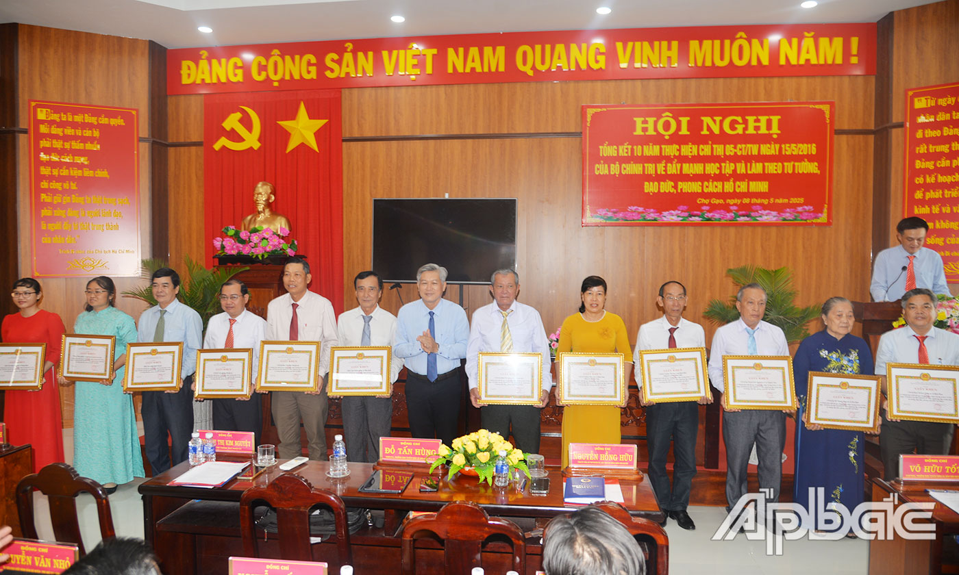 Đồng chí Nguyễn Hồng Hữu khen thưởng các tập thể.