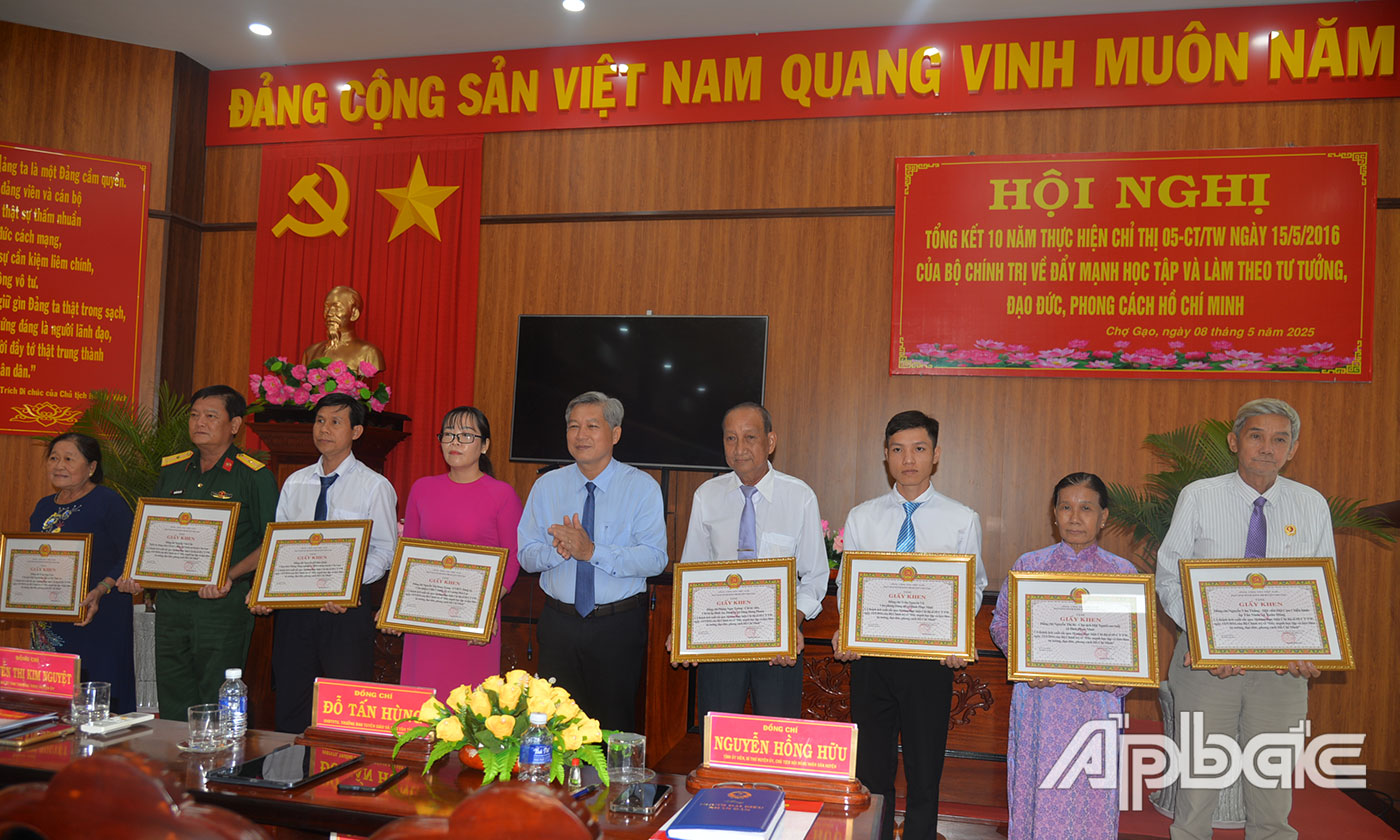 đồng chí Nguyễn Hồng Hữu khen thưởng các cá nhân.