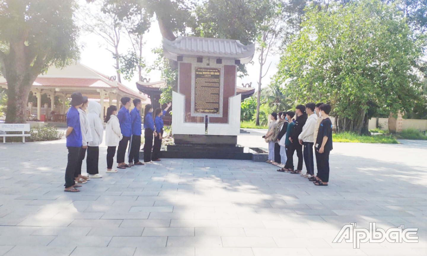 Đoàn viên, thanh niên xã Hòa Tịnh thường xuyên đến viếng thăm, quét dọn khuôn viên khu vực Đền thờ và Lăng mộ Thủ khoa Nguyễn Hữu Huân (xã Hòa Tịnh, huyện Chợ Gạo).