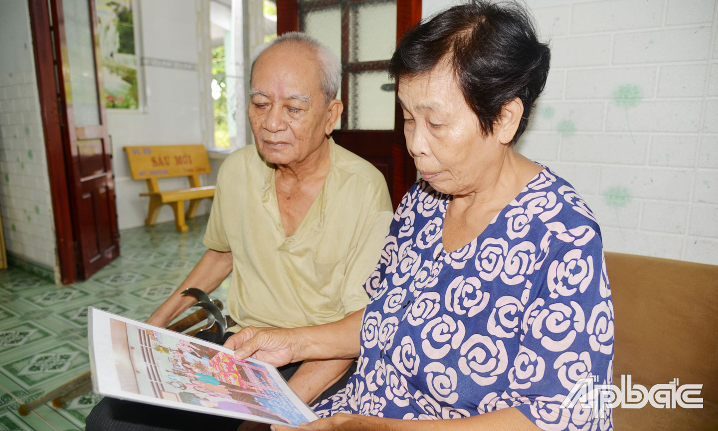 NCT Nguyễn Thị Ngọc Ánh cùng chồng là thương binh Nguyễn Văn Nghễ.