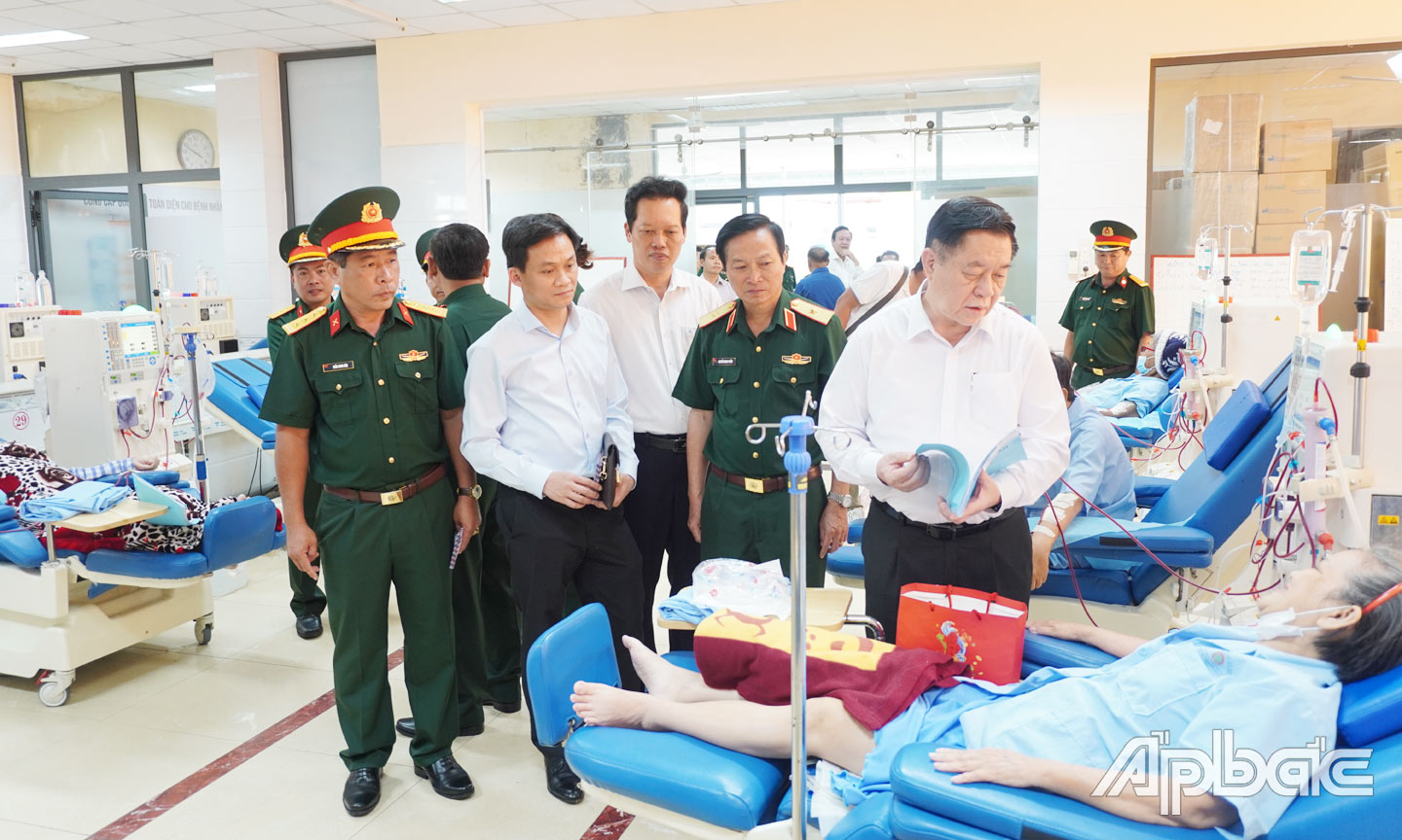 Đồng chí Nguyễn Trọng Nghĩa, Ủy viên Bộ Chính trị, Bí thư Trung ương Đảng, Trưởng Ban Tuyên giáo và Dân vận  Trung ương cùng Đoàn công tác Ban Tuyên giáo và Dân vận Trung ương thăm và tặng quà bệnh nhân đang điều trị tại Bệnh viện Quân y 120.                                                                                                                                                                                           Ảnh: M. CƯỜNG