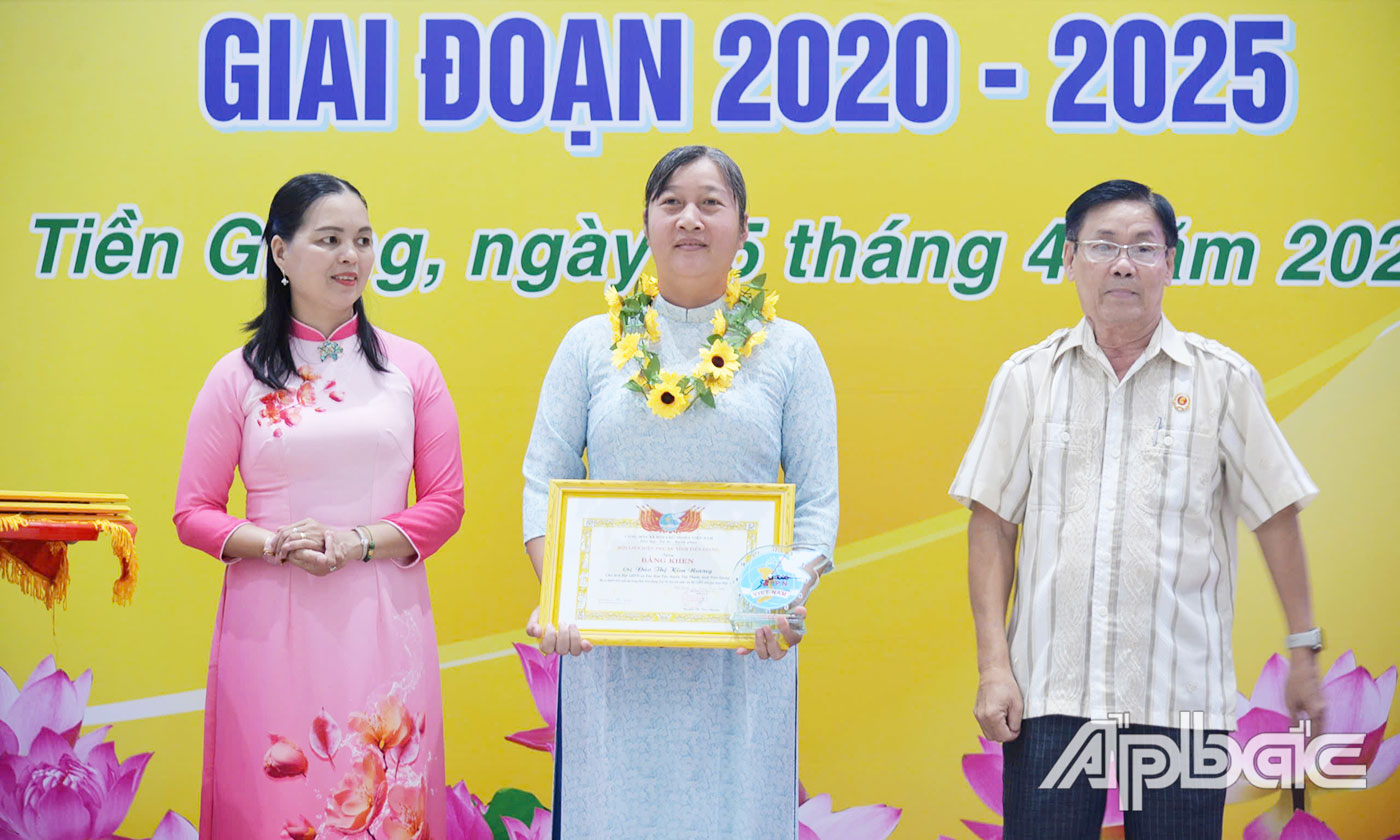 chị Đào Thị Kim Nương, Chủ tịch Hội LHPN xã Tân Hoà Thành, huyện Tân Phước là một trong những gương mặt nữ tiêu biểu được Hội LHPN tỉnh vinh danh