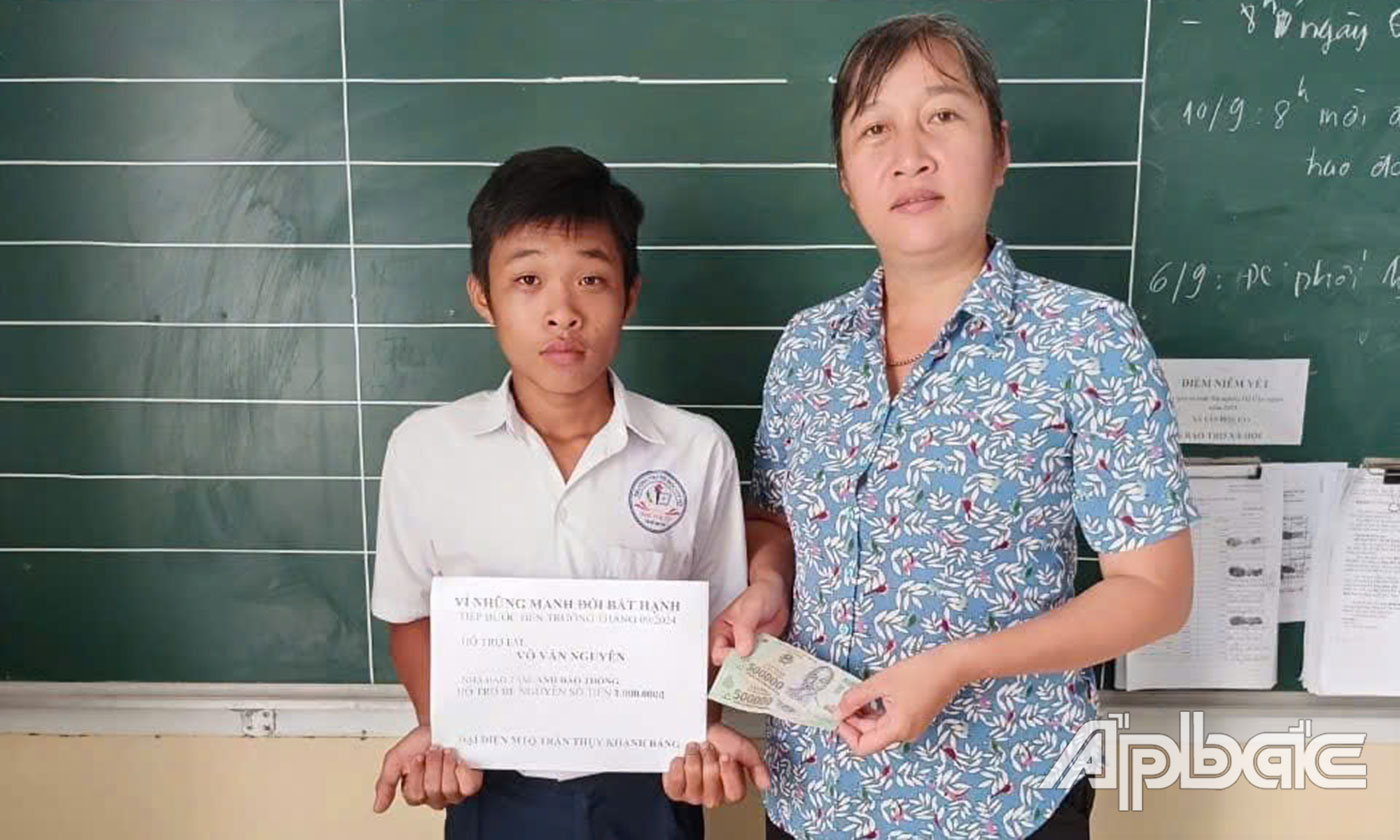 Chị Nương trao quà cho trẻ em có hoàn cảnh khó khăn.