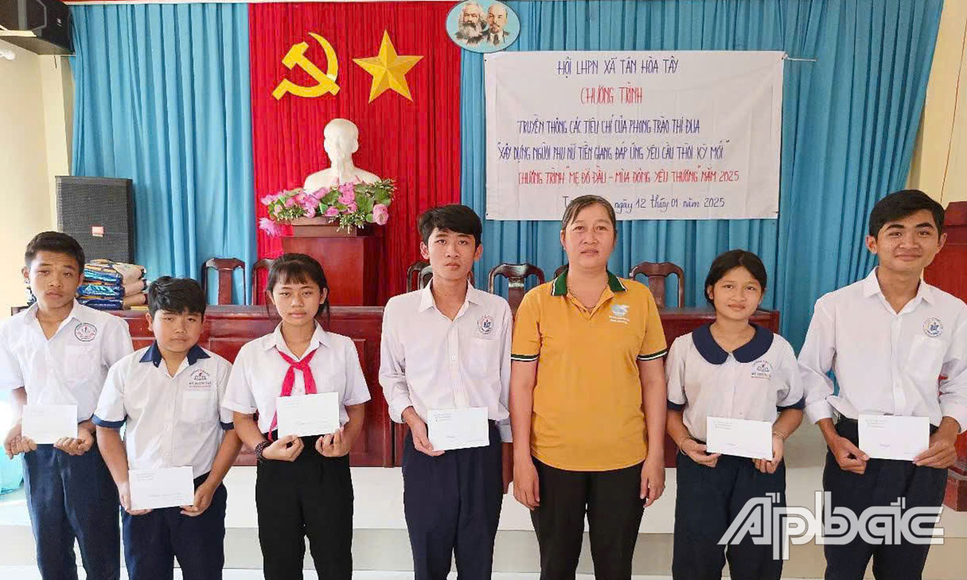 Chị Nương trao quà cho trẻ em có hoàn cảnh khó khăn.