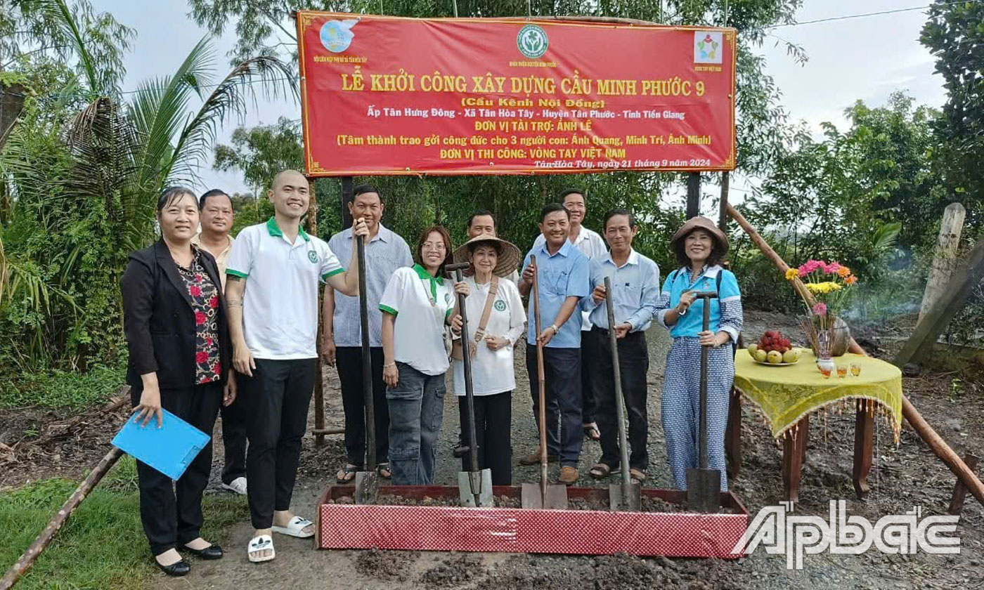 Chị Nương (bìa trái) vận động xây dựng cầu giao thông nông thôn.