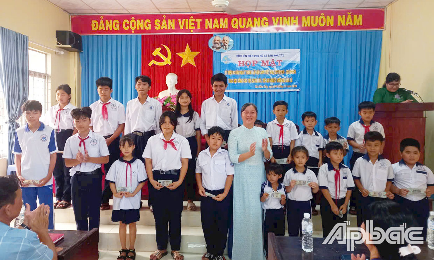 Chị Nương trao quà cho trẻ em có hoàn cảnh khó khăn.