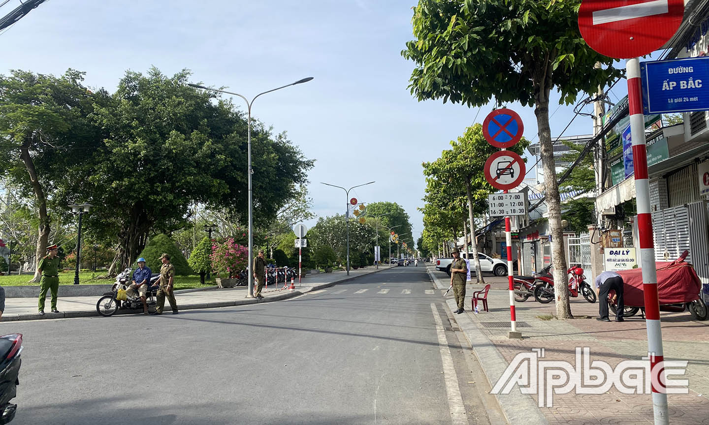 Lực lượng Công an phường có mặt tại các đầu tuyến.