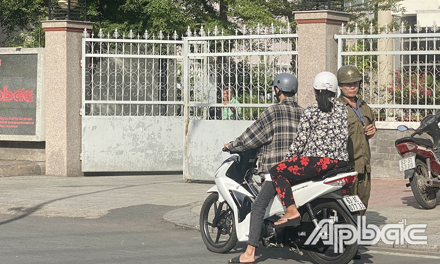 Người dân được lực lượng chức năng nhắc nhở.