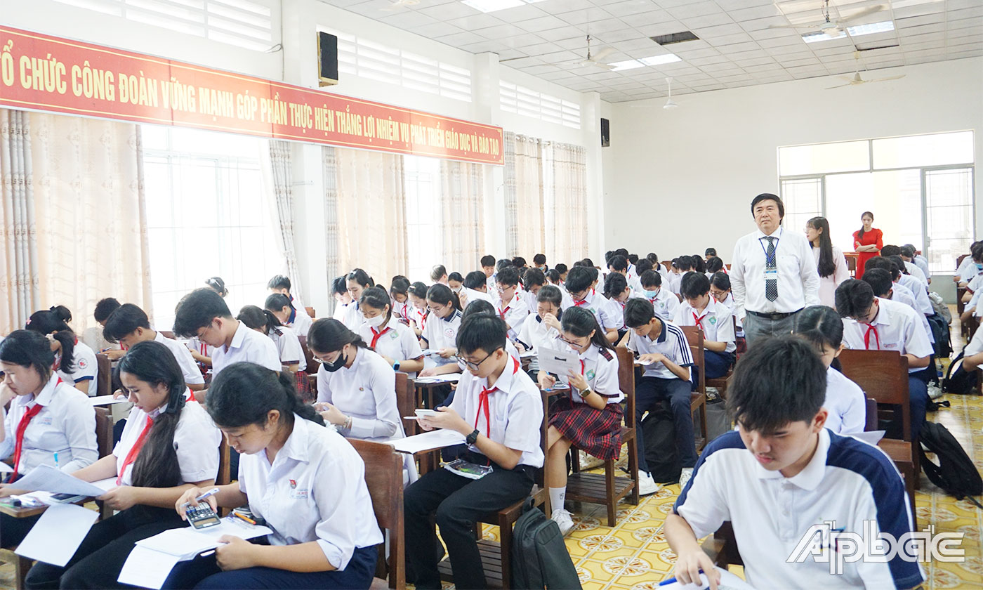 Các em học sinh bắt đầu làm bài thi 