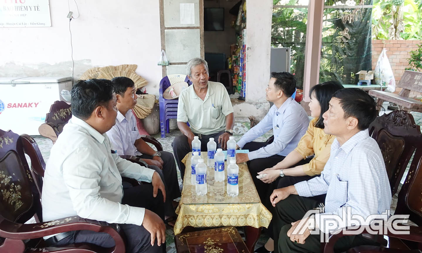 Đoàn trao đổi với người dân ấp Thủy Tây