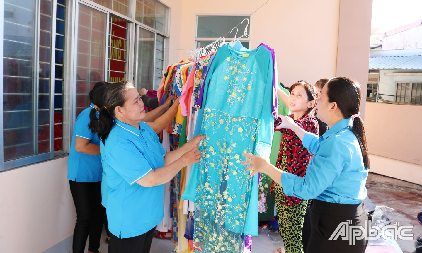 Chương trình “Áo dài trao gửi yêu thương” trao tặng áo dài đến nữ đoàn viên, công nhân lao động.