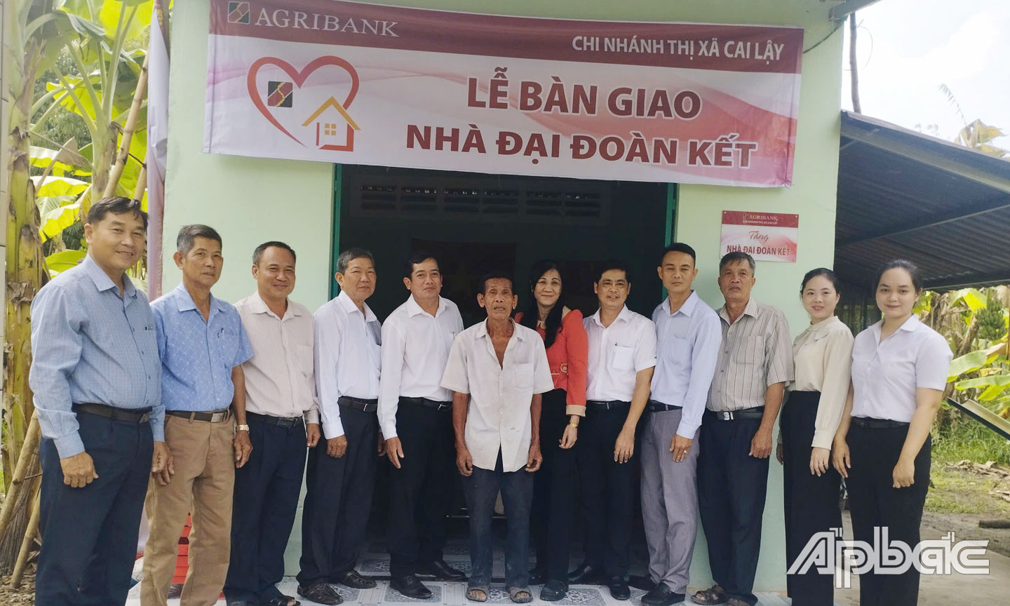 Ủy ban MTTQ Việt Nam xã Thanh Hòa phối hợp tổ chức trao nhà đại đoàn kết cho gia đình  ông Ngô Văn Trong (ngụ ấp Thanh Hưng). 