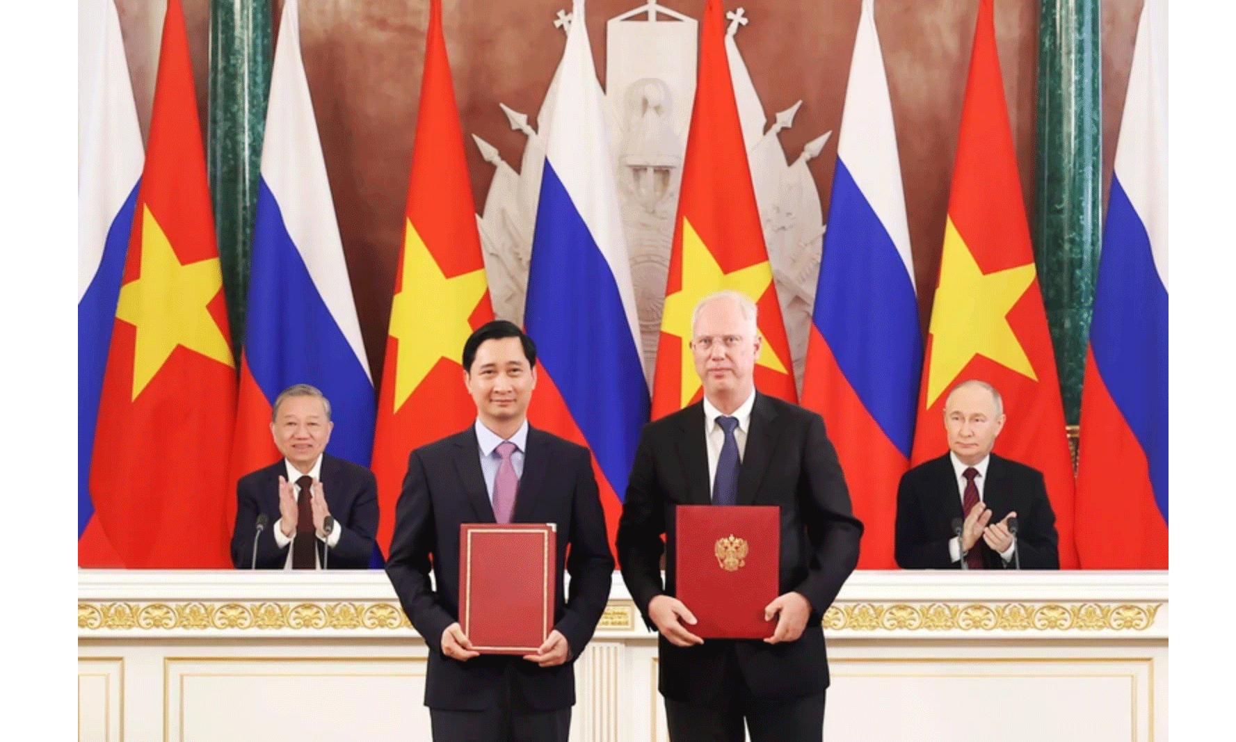 Ông Kirill Dmitriev, Đại diện đặc biệt của Tổng thống Nga về kinh tế và đầu tư nước ngoài, Tổng Giám đốc Quỹ Đầu tư trực tiếp Nga (RDIF) đại diện phía Nga trao đổi văn kiện hợp tác với ông Ngô Chí Dũng, Chủ tịch kiêm Tổng Giám đốc Công ty vaccine VNVC trước sự chứng kiến của Tổng thống Nga V.Putin và Tổng Bí thư Tô Lâm. (Ảnh: THỐNG NHẤT)