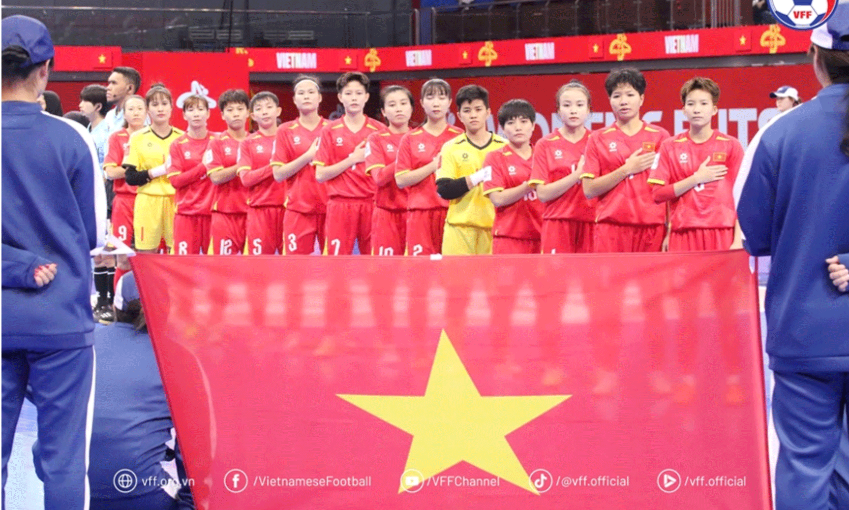 Các cầu thủ đội tuyển futsal nữ Việt Nam trong trận gặp Iran. Ảnh: VFF 