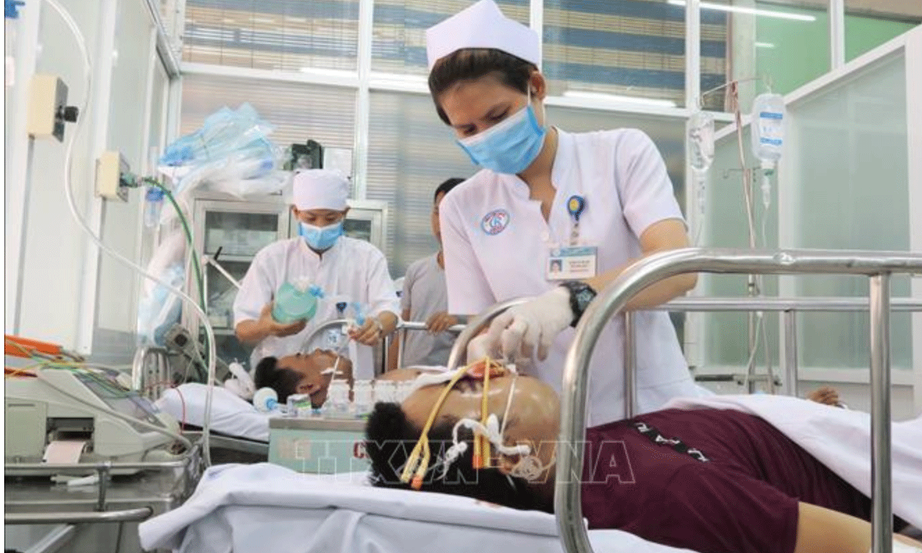 Điều dưỡng viên tại Khoa Cấp cứu - Bệnh viện Chợ Rẫy Thành phố Hồ Chí Minh tích cực cấp cứu cho bệnh nhân. Ảnh tư liệu: Đinh Hằng/TTXVN