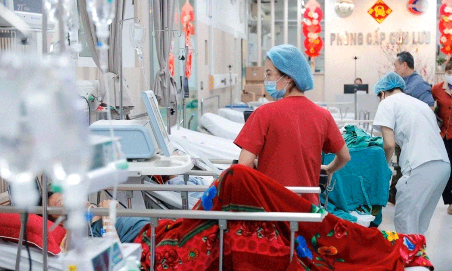 Công tác cấp cứu cho bệnh nhân tại Bệnh viện Bạch Mai. (Ảnh: Minh Quyết/TTXVN)