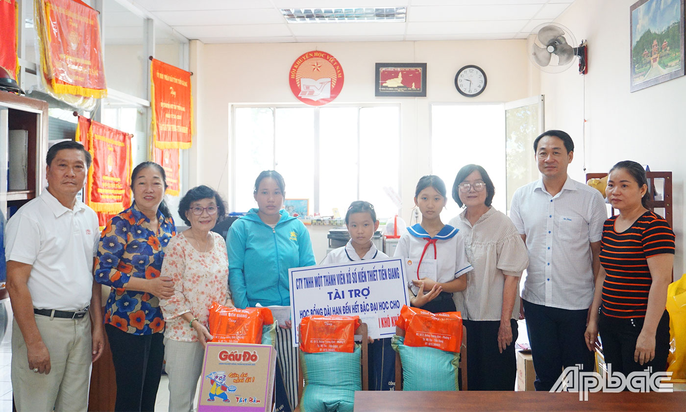 Trao học bổng đột xuất và quà cho học sinh, sinh viên có hoàn cảnh khó khăn.