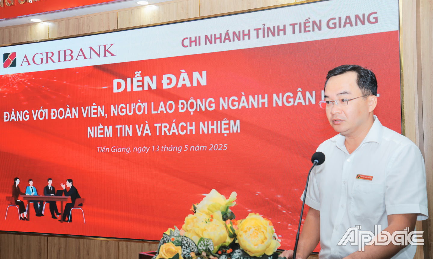 Chủ tịch Công đoàn cơ sở, Phó Giám đốc Agribank chi nhánh tỉnh Tiền Giang Huỳnh Văn Huyền phát biểu và giải đáp tại Diễn đàn