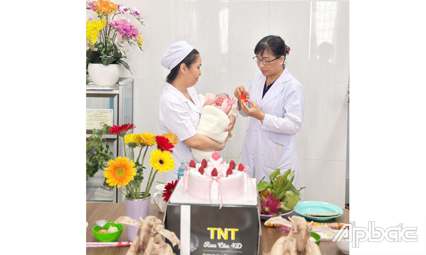 BSCK2 Nguyễn Thị Thu Thủy, Phó Giám đốc Bệnh viện đại diện  tập thể viên chức tặng đôi bông tai cho bé Mỹ An.