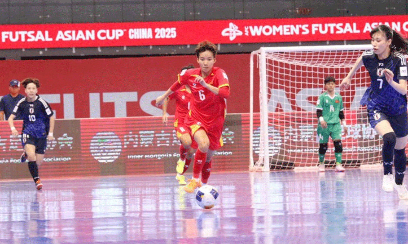  Các tuyển thủ futsal nữ Việt Nam (áo đỏ) nỗ lực thi đấu trước tuyển Nhật Bản. Ảnh: VFF
