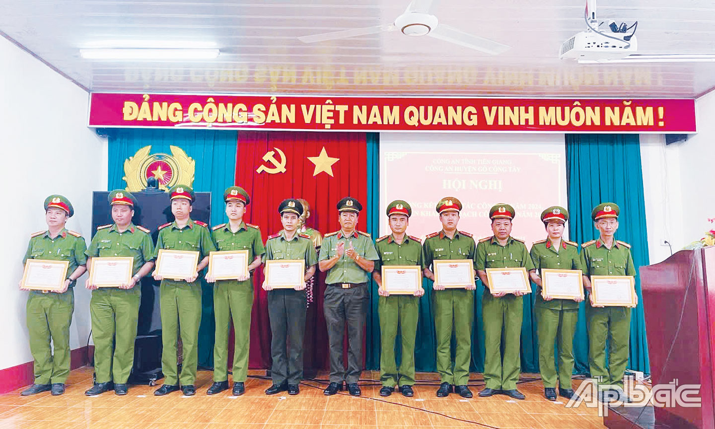 Công an huyện Gò Công Tây khen thưởng Công an xã Bình Tân (thứ 2 từ trái sang) có thành tích  hoàn thành xuất sắc nhiệm vụ năm 2024.