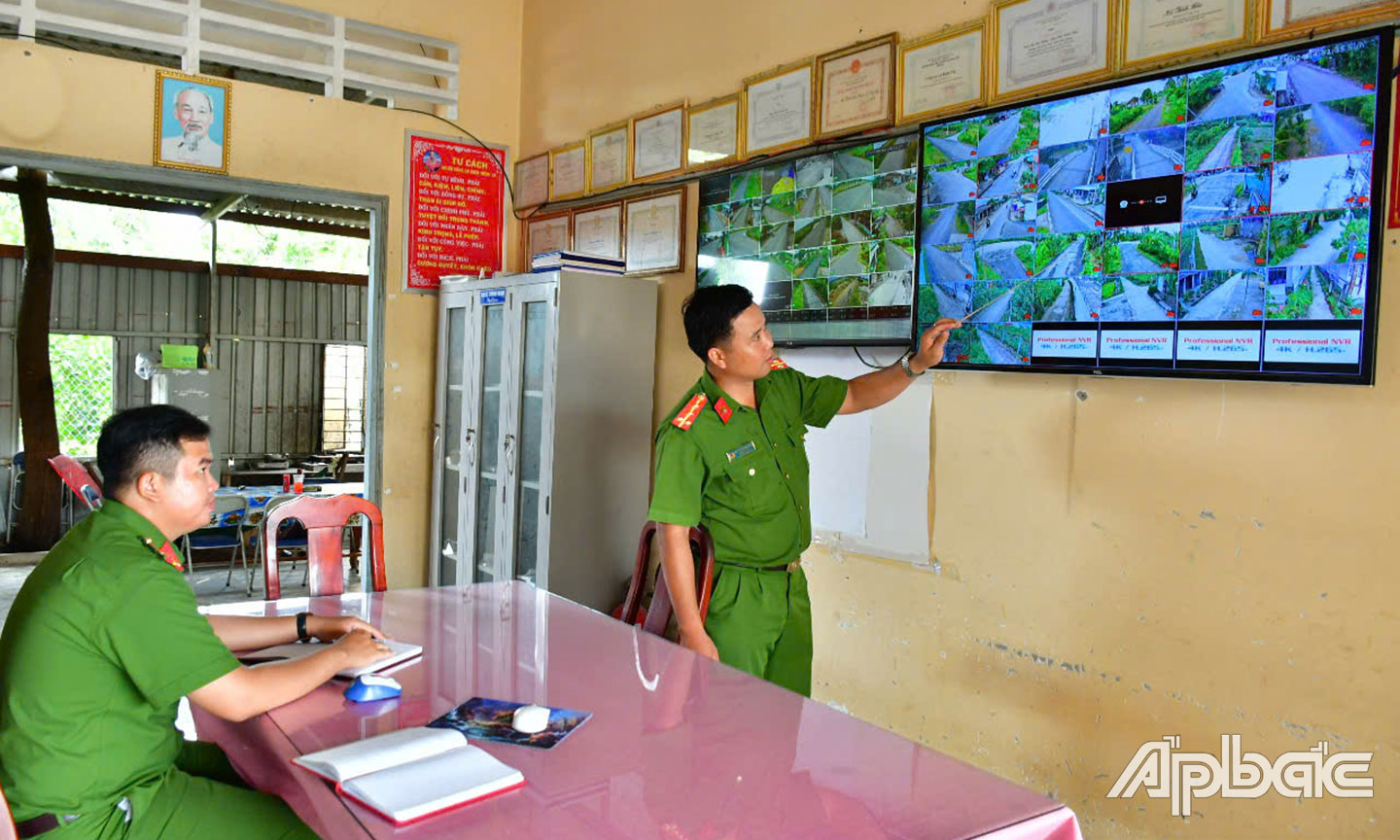 Hệ thống giám sát camera ANTT được lực lượng Công an xã Bình Tân chú trọng bảo trì, sửa chữa, phục vụ tốt công tác điều tra.