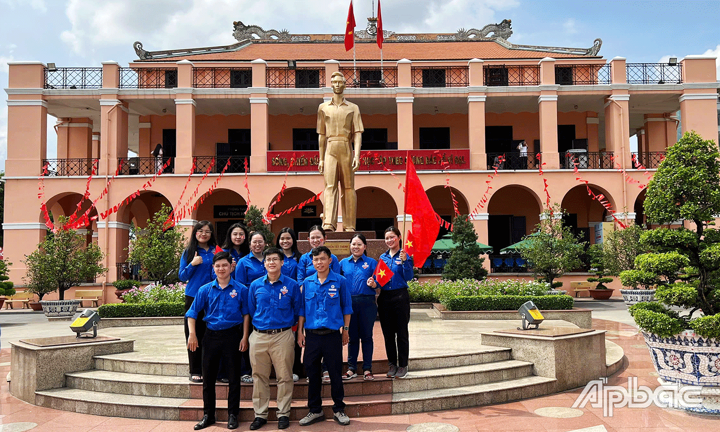 Đoàn viên, thanh niên viếng thăm Bến cảng Nhà Rồng - nơi Bác Hồ ra đi tìm đường cứu nước.