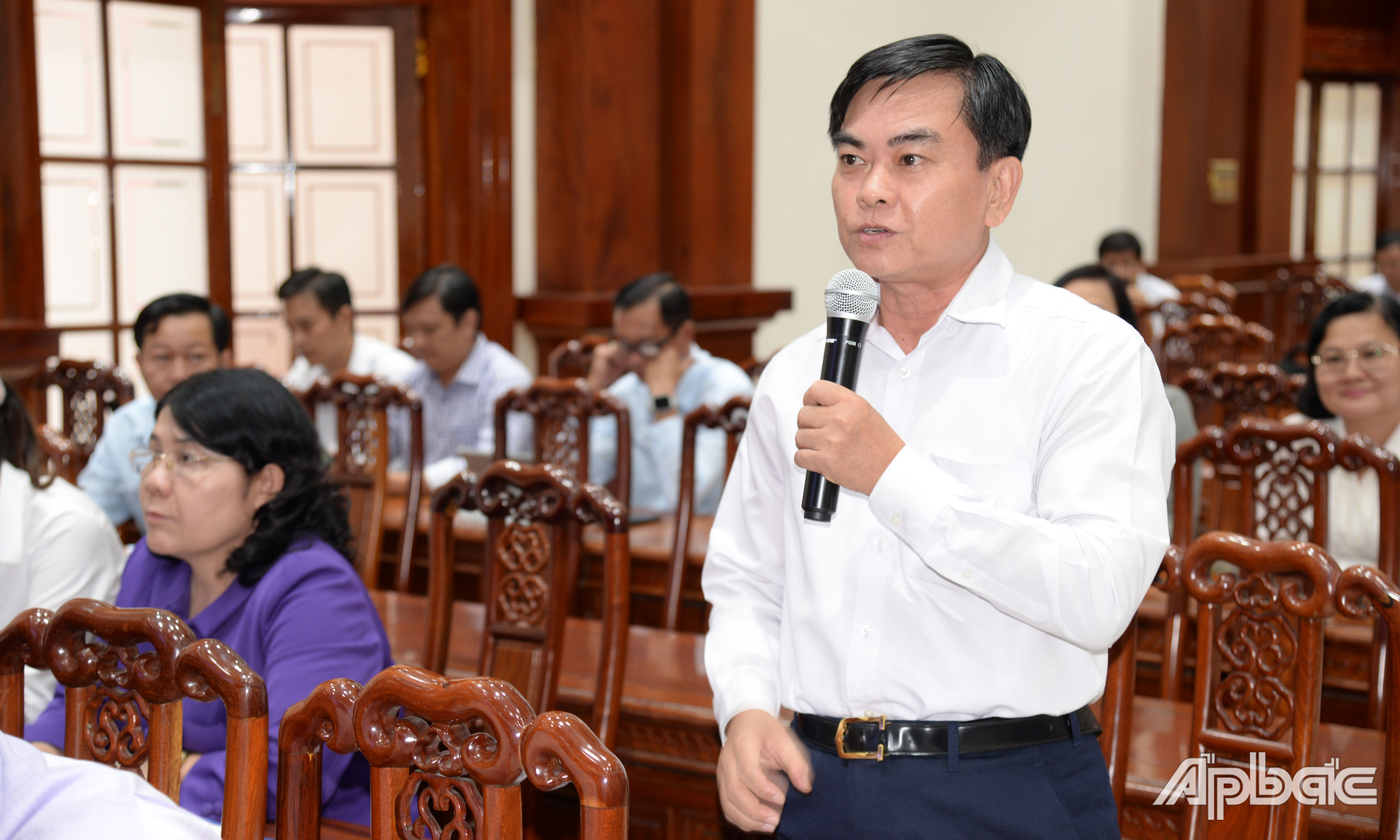 Các đại biểu phát biểu tại hội thảo.