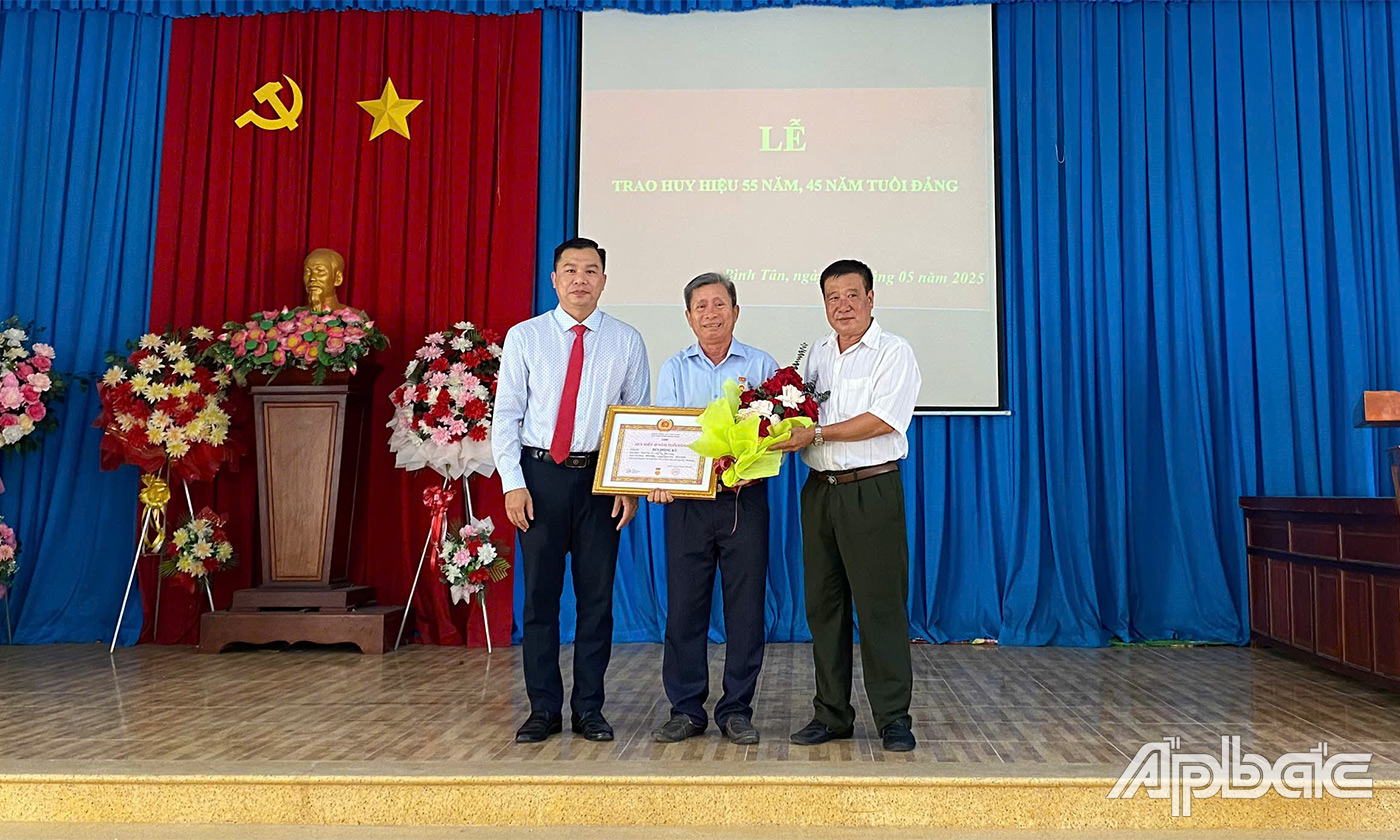 Đồng chí Trần Quốc Bình chúc mừng các đảng viên
