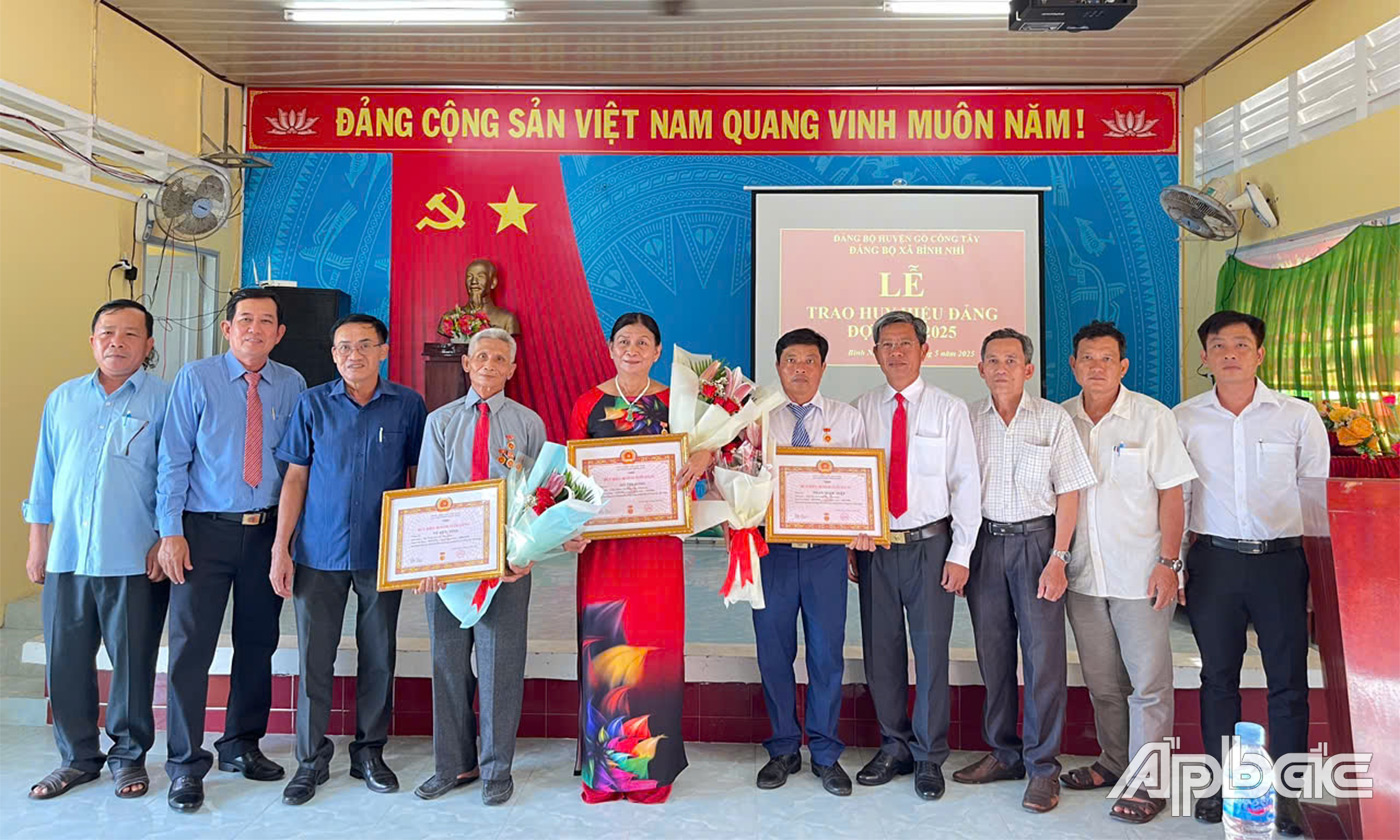 Đồng chí Huỳnh Thanh Bình trao Huy hiệu cho các Đảng viên
