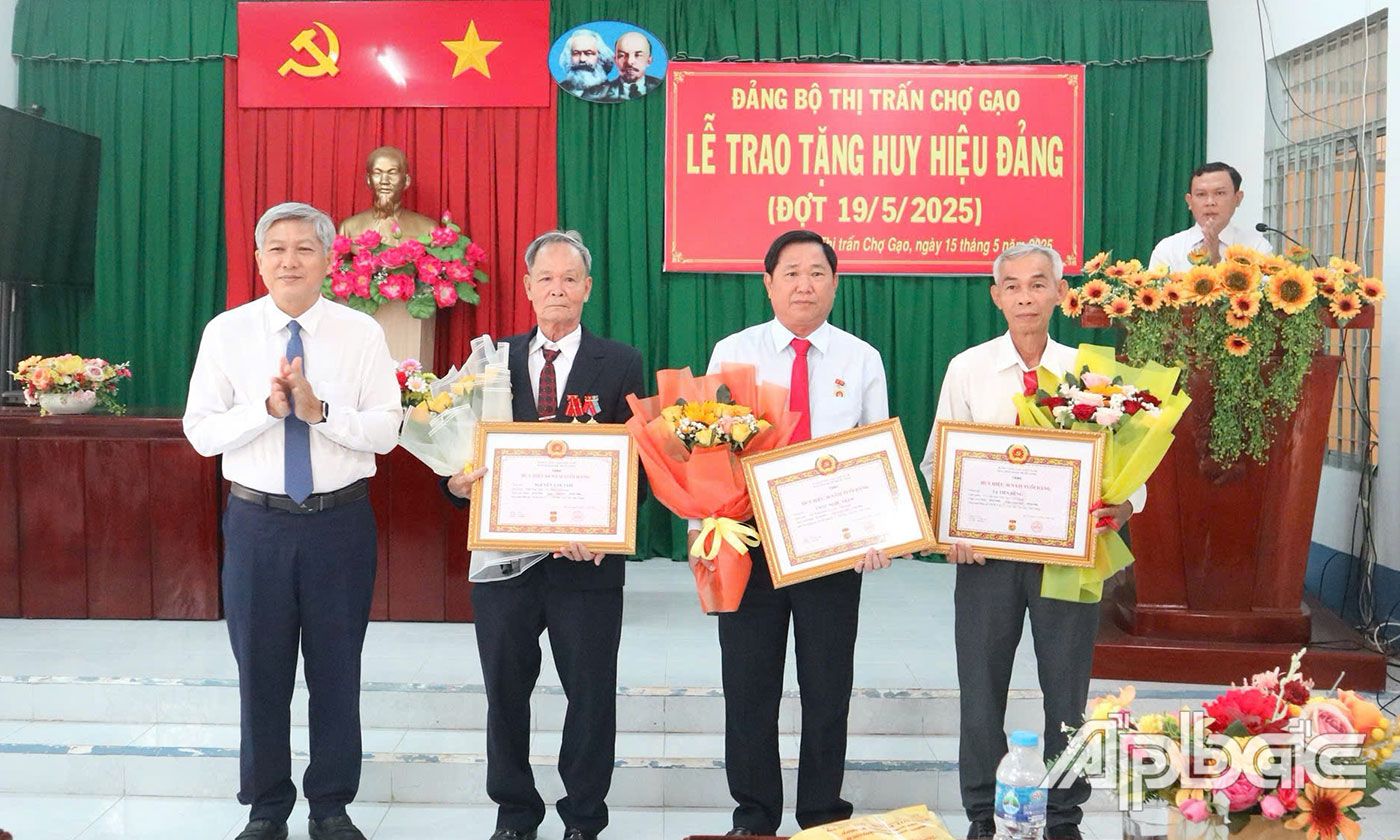Bí thư Huyện uỷ Chợ Gạo Nguyễn Hồng Hữu trao Huy hiệu Đảng cho các đảng viên.