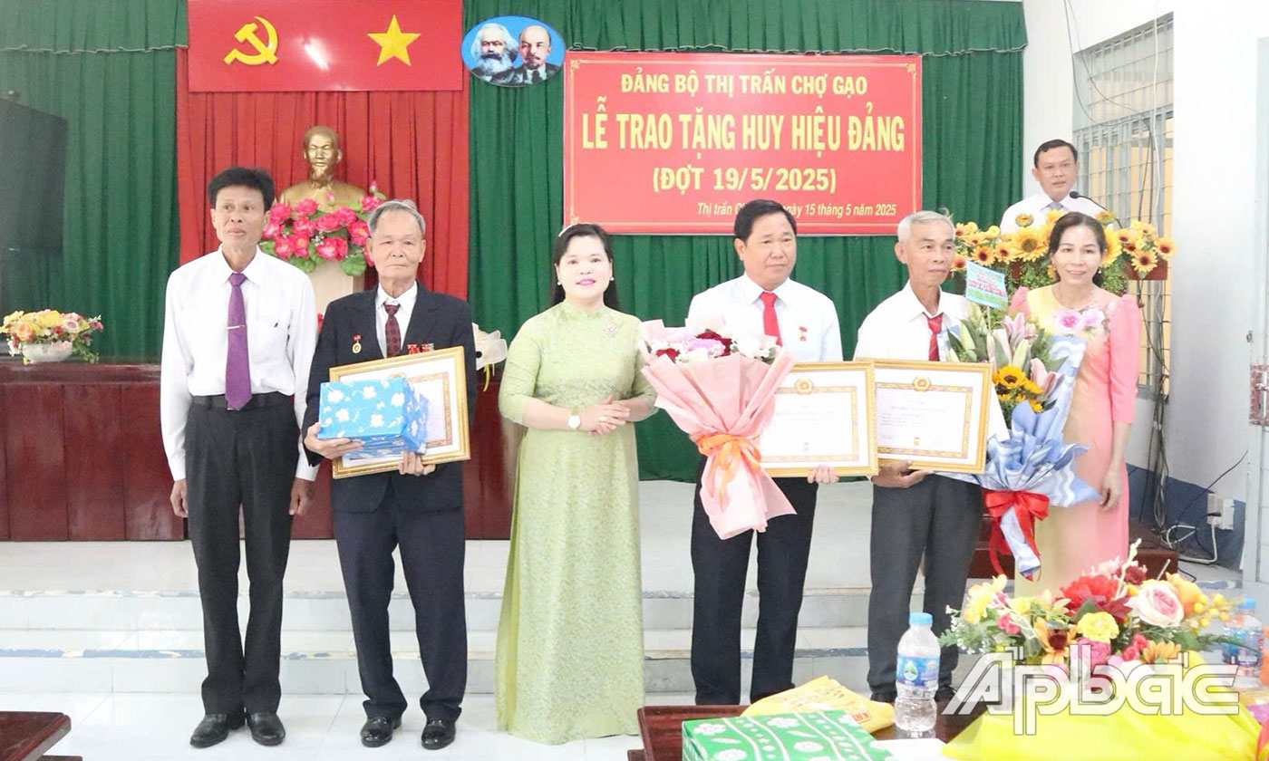 Đảng uỷ Thị trấn Chợ Gạo trao quà lưu niệm cho đảng viên.