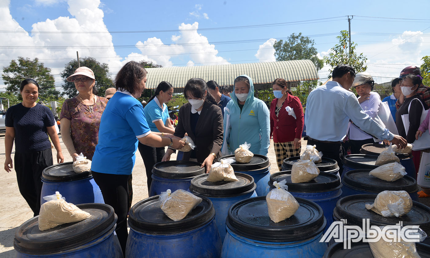Hội LHPN tỉnh trao 50 thùng compost.