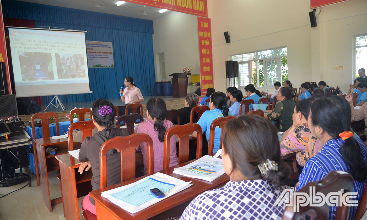 Sở Nông nghiệp và Môi trường tỉnh hướng dẫn hội viên, phụ nữ thực hiện thu gom, phân loại và xử lý rác thải sinh hoạt tại nguồn.