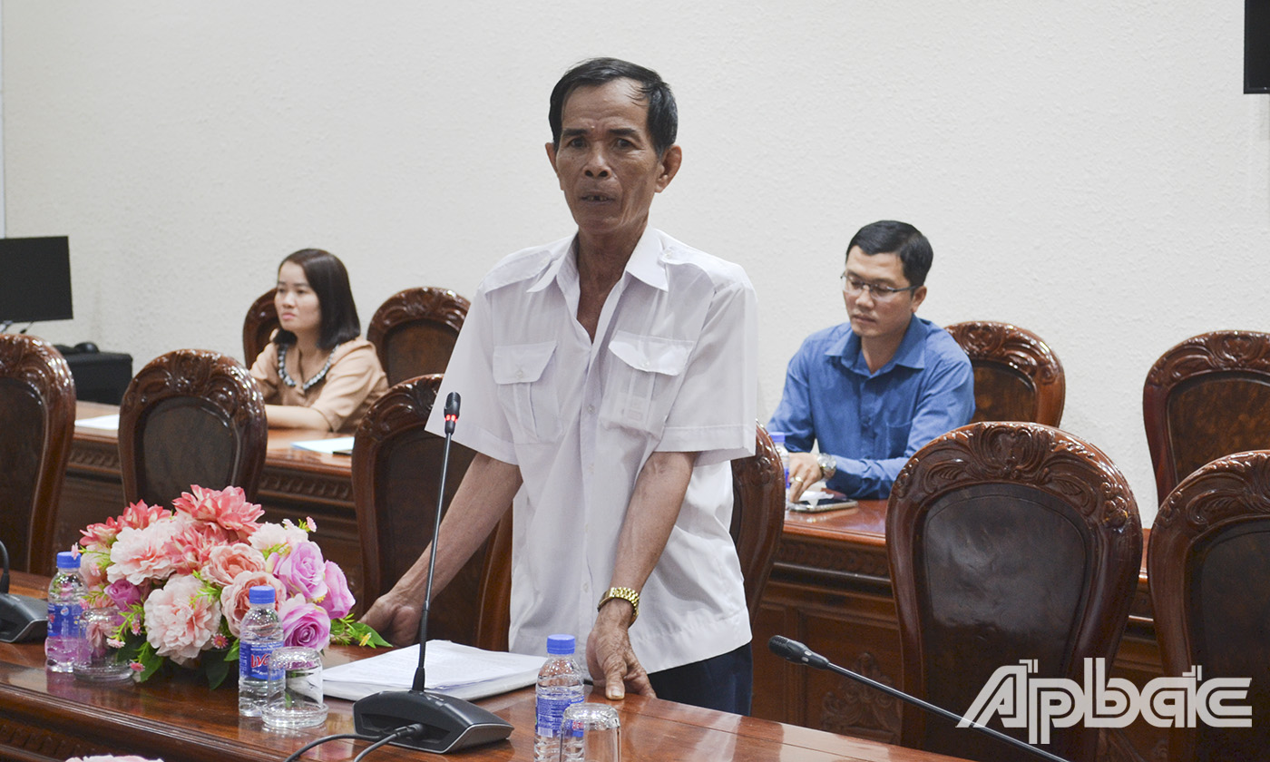 Ông Lê Văn Mầu, đại diện các hộ dân khiếu nại phát biểu tại buổi đối thoại.