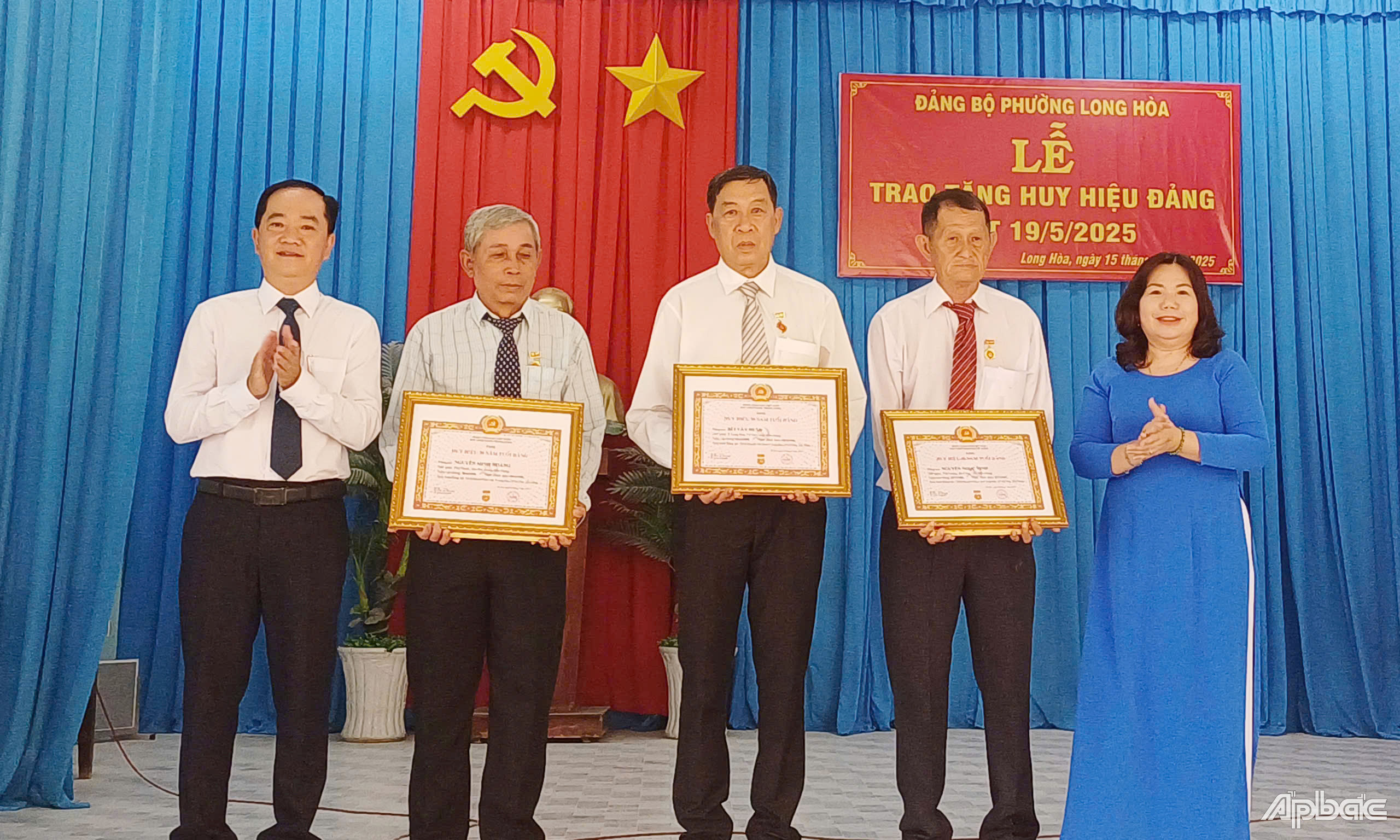  Đồng chí Nguyễn Kiên Cường trao huy hiệu đảng cho các đồng chí thuộc đảng bộ phường Long Hoà.