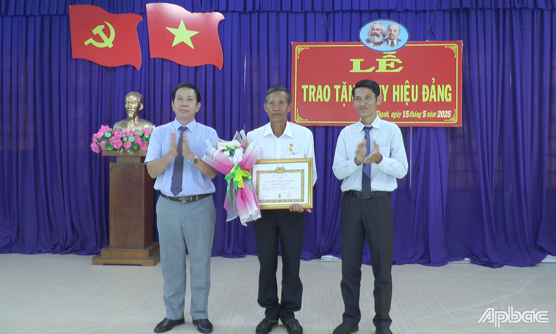 Trao huy hiệu đảng cho đồng chí Sum.